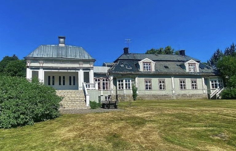 Herrgården ligger vackert med stora gräsytor