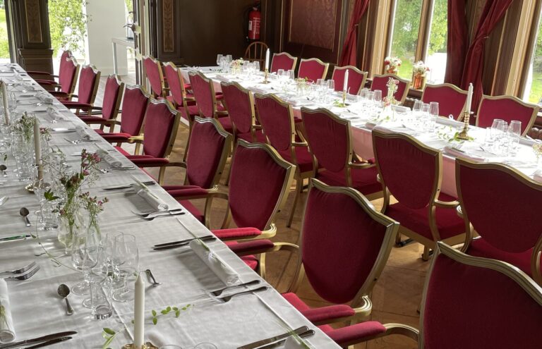 Festsalen rymmer 100 sittande gäster
